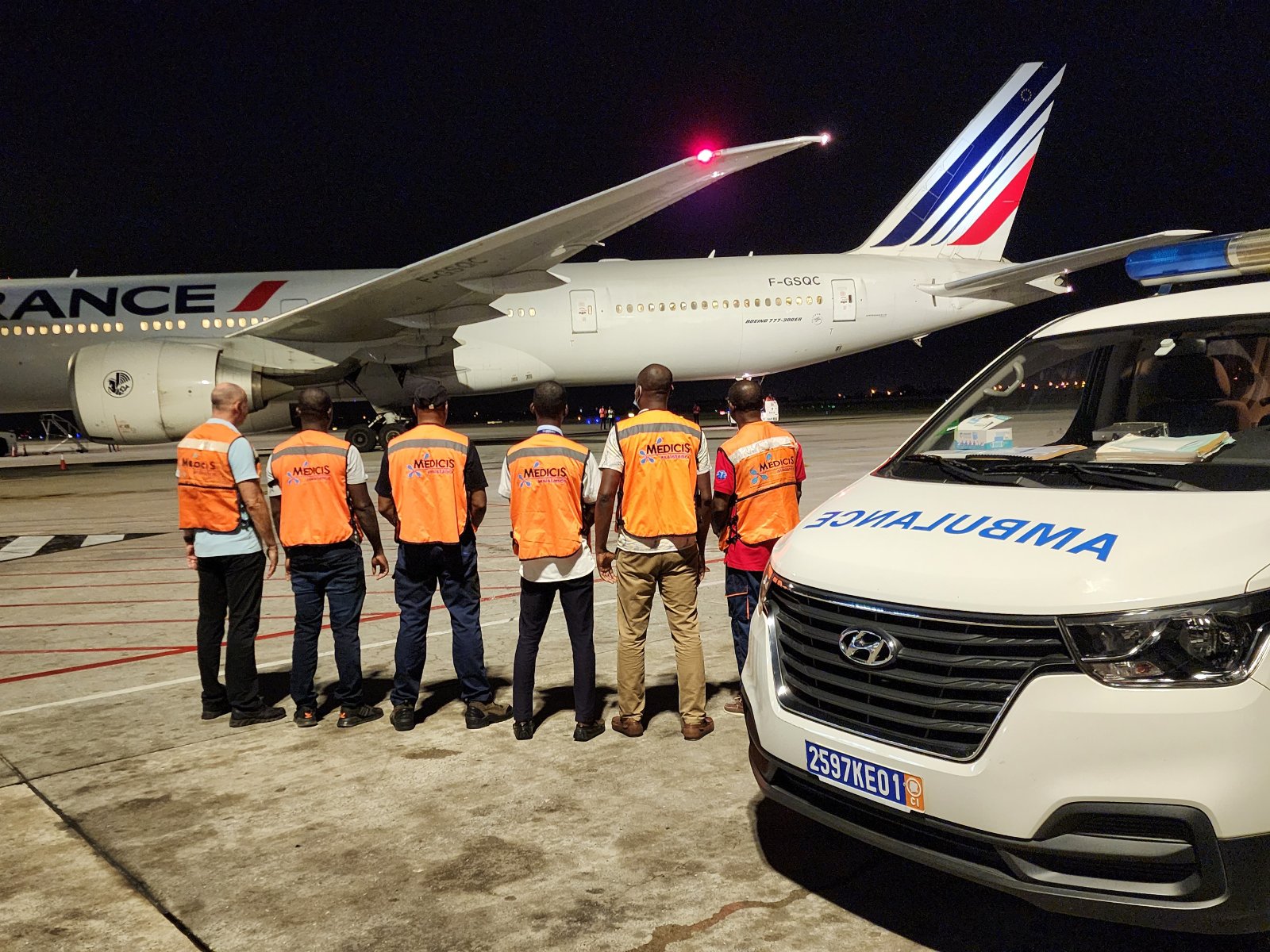 Équipe MEDICIS et ambulance devant un avion Air France