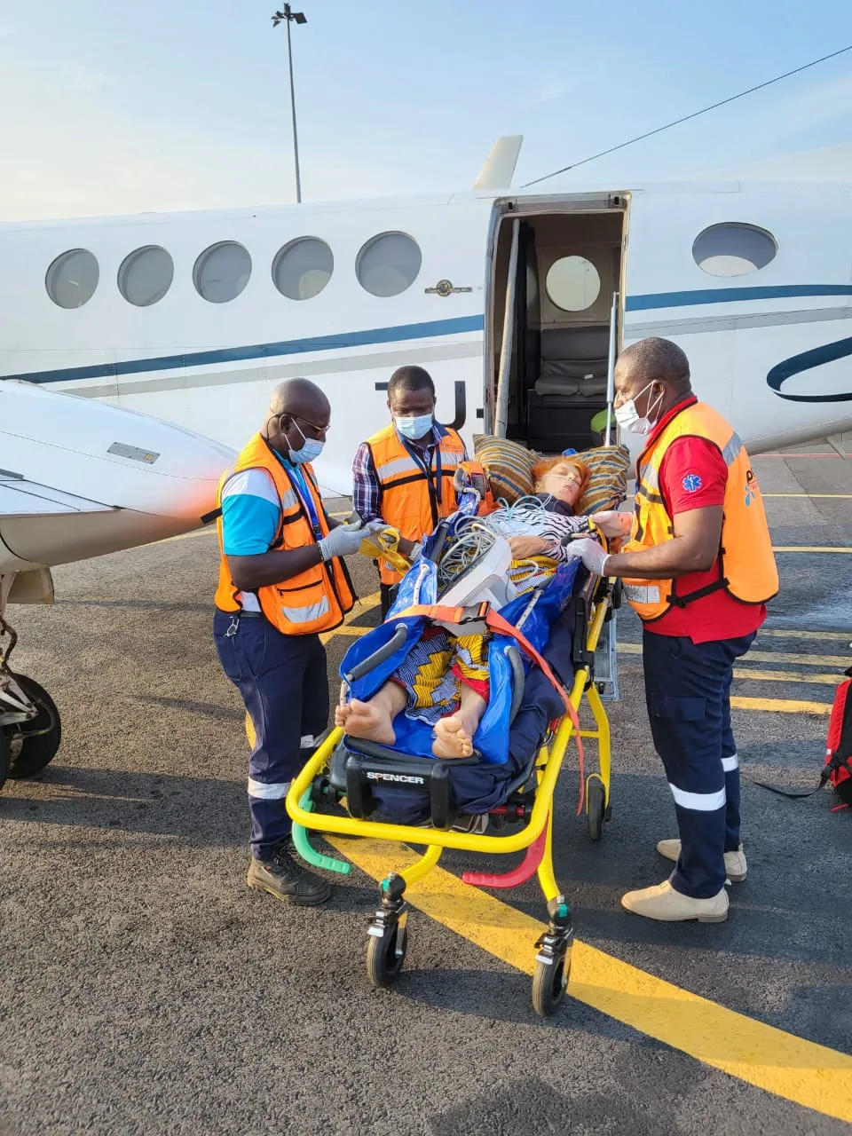 Embarquement d'un patient en avion sanitaire