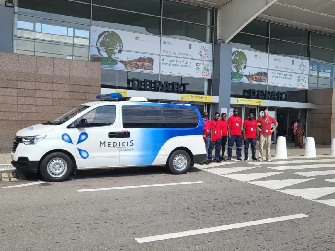 Équipe et ambulance MEDICIS Assistance à l'aéroport d'Abidjan